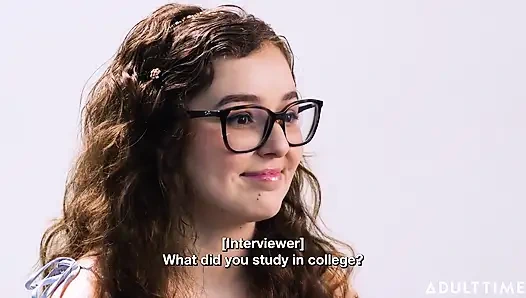 Leana Lovings birinin mastürbasyonunu izlediğini düşünüyor!