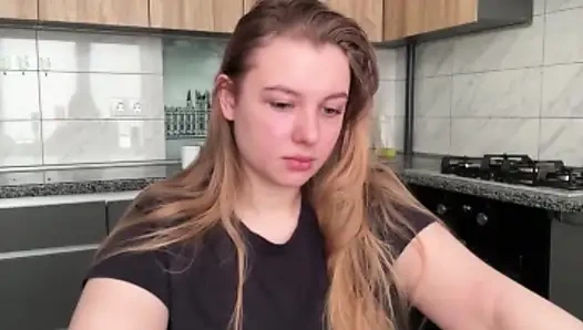 Jucielussie sabah mutfakta mastürbasyon yapıyor