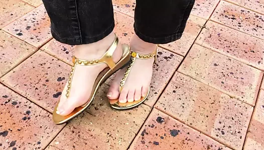 Muhteşem altın sandaletlerde seksi doğal ayaklar