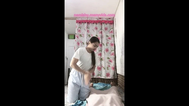 Utangaç masöz ekstra hizmeti kabul ediyor