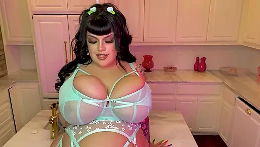 Azgın genç sürtük iri güzel kadın Marilyn Mayson mutfağının her yerine fışkırtıyor