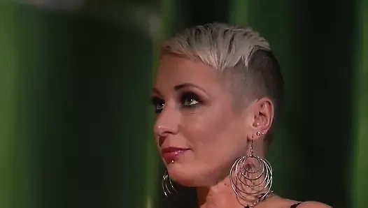 Badass sarışın domine ediliyor ve ateşli bdsm yapıyor