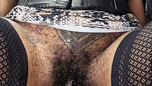 Sapık porno yıldızı "dark dea" kıllı amını dev gıdıklayıcı nicky 5xl ile fışkırtmalı fontaine ile esnetiyor