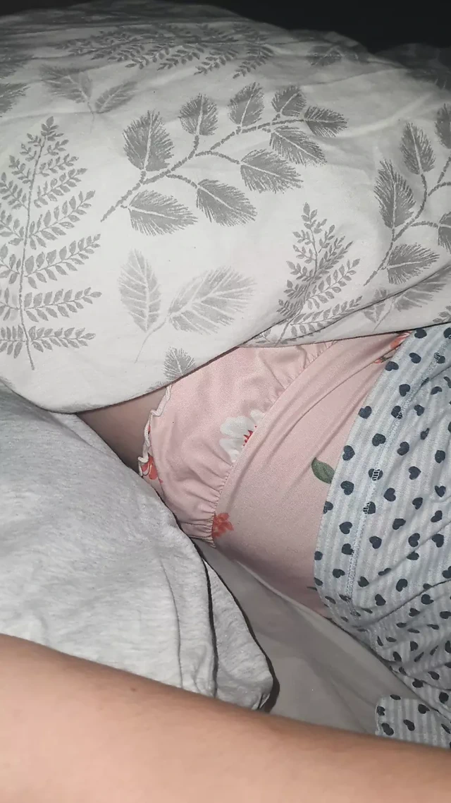 Üvey anne Lovense uygulamasından geçiyor ve üvey oğluna mastürbasyon yapıyor