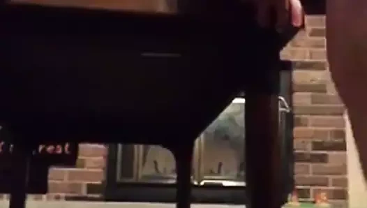 L masanın üzerinde zıplıyor