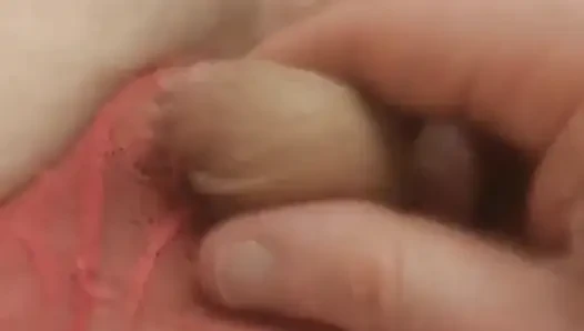 Kadın kılıklı kadın pembe gecelik içinde boşalıyor