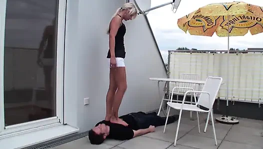 Açık havada genç kız eziyor