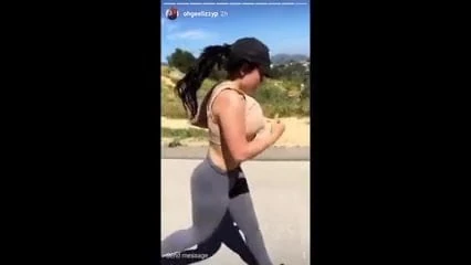 Koşarken göğüslerini zıplatmak.
