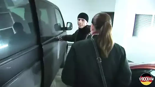 Güzel bir Alman genç kız arabanın arkasında ideal sikişini yapıyor