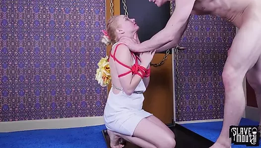 Güzel sarışın itaatkar gırtlağa kadar alıyor