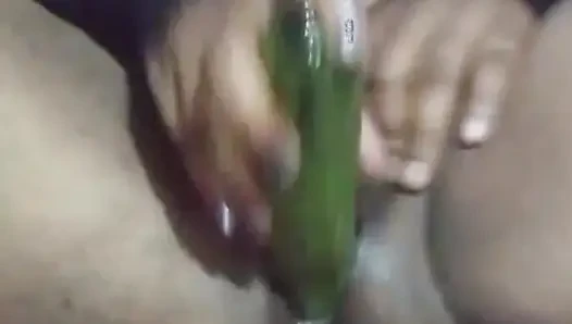 Bugün, Hintli yenge amına bir salatalık sokarak arzusunu bastırdı.