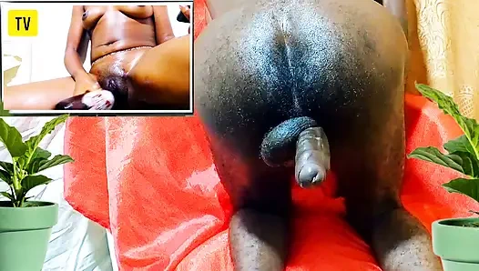 Televizyonda porno izlerken yeni mastürbasyon tarzı deneyimliyor. Ateşli yarağım boşalana kadar hissetti, ıslak ve ateşli amcık!