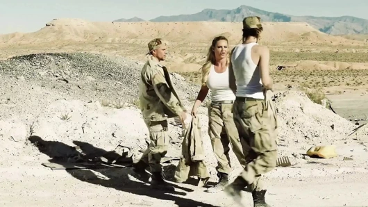 Trans melekler - Jessy Dubai'nin serinlemek için tatlıda Casey'nin öpüştüğü çift t-kızlı bir dörtlü grup sekse ihtiyacı var