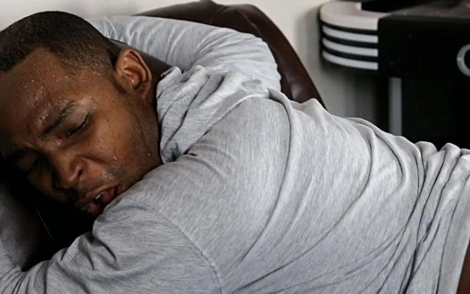 Arkadaşının kız arkadaşını çalarken seni siktiriyor [seksi rol yapma]