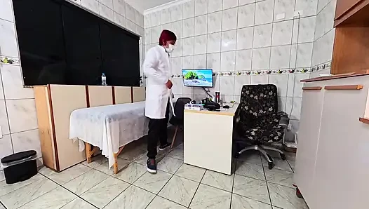 İçinde sperm tutmak için tıkaç sokma ve anal seks içeren anal muayene.