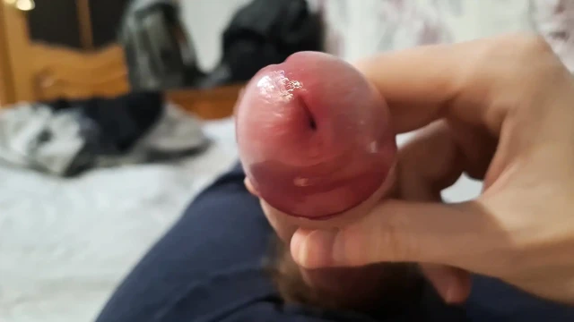 Avrupalı adam sigara içiyor ve büyük yarağını sıvazlıyor