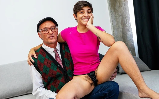 Kıllı çalı genç kız yaşlı bir adamla ilk kez anal seks yapıyor