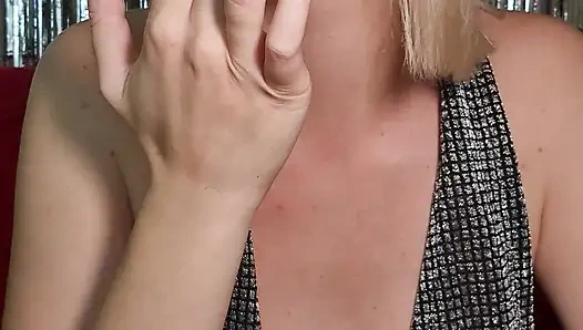 Küçük sürtük yarağın için inliyor, ıslak amcık oyunu ve döl yalvarması ile bakış açısı kadın egemenliği