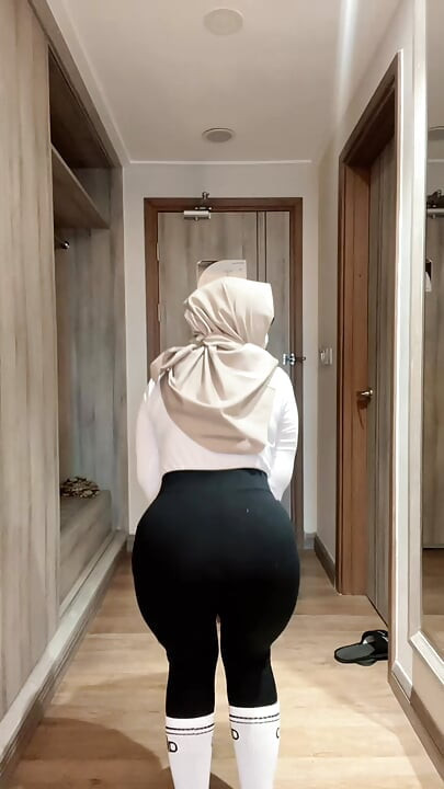 Sevgilim koşudan önce ısınıyor mentul göğüslere bakıyor