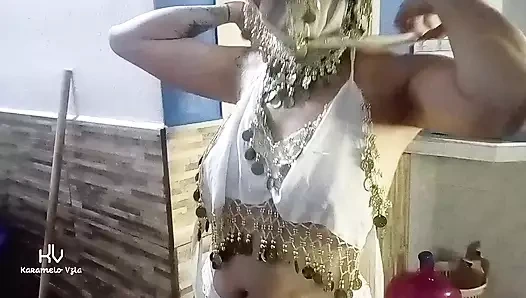 Arap temizlik kızı dilimden konuşmuyor ve ona büyük sert yarağımı gösterdiğimde heyecanlanıyor