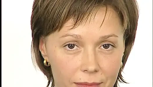 Esmer hatun oyuncu seçmelerinde ıslak amını ovuyor