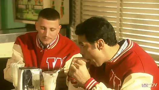 Bronzlaşmış esmer lezbo frend ile yatakta asılıyken spontane sikişiyor