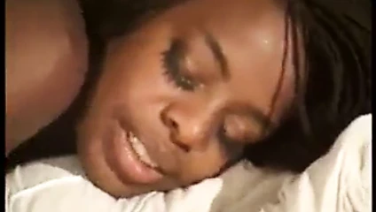 Sıcak seksi abanoz sürtük gets ona kedi yaladı ve becerdin içinde yatak tarafından büyük çük