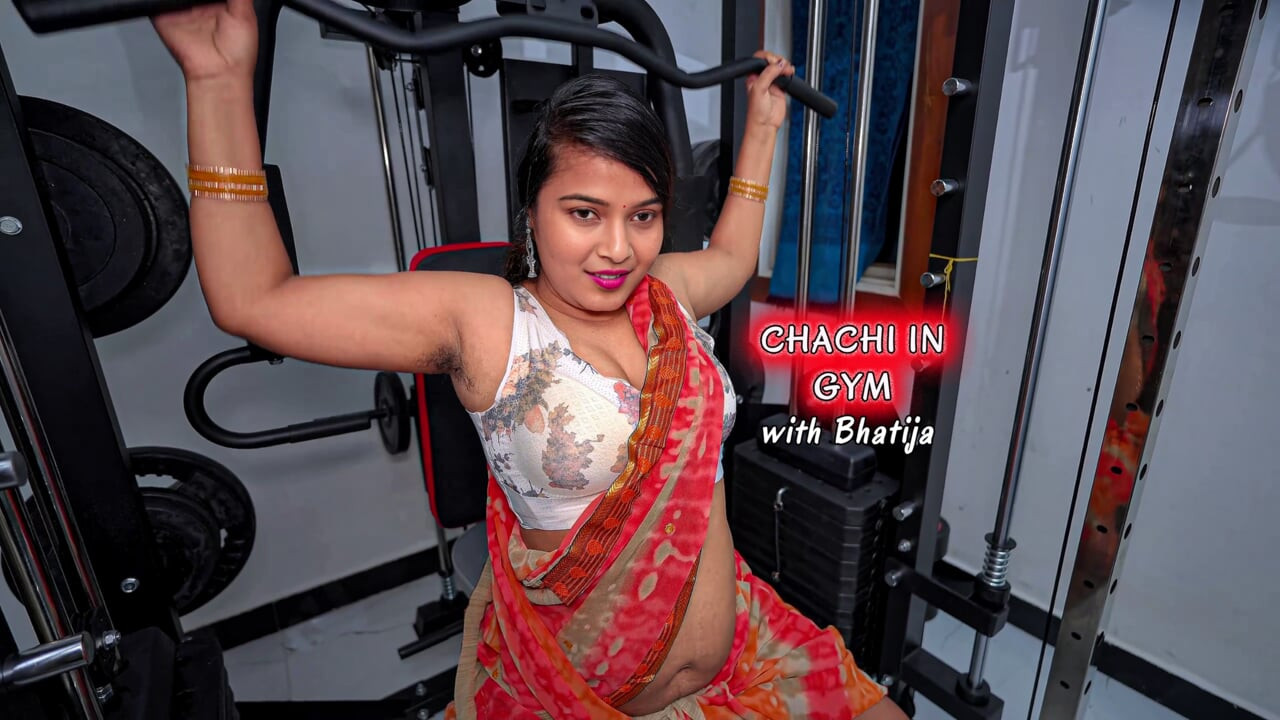 Chachi ki chut dekhi gym me- desi chachi spor salonunda sari ile egzersiz yapıyor, azgın chachi spor salonunda hintçe seste bhatija tarafından sikiliyor.