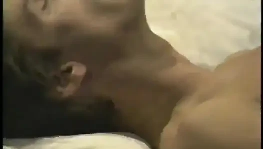 Güzel memeli kızıl saçlı hatun yatakta şişman yarağı yalıyor ve sikişiyor