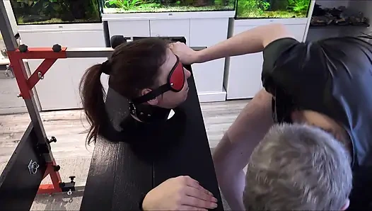 Köle Kız Savunmasız Direkte Sybian'da Orgazma Sürükleniyor Bölüm 2