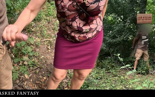 Yürüyüş yaparken bir yabancının boşalma istasyonunda bağlı olduğunu gördüm, ona elle muamele çektim