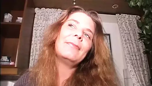 Bu şaşırtıcı ve çok azgın seksi sürtük bir striptizden sonra onu sıcak kedi mastürbasyon yapıyor