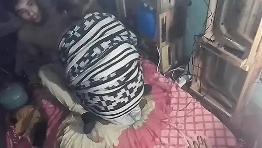 Battaniyenin altında onu öpüyorum ve ona dokunuyorum