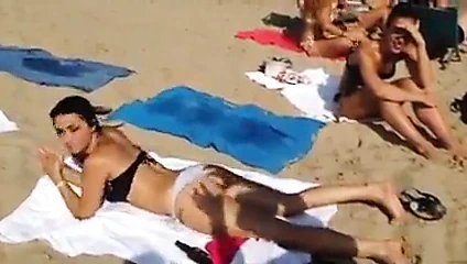 Fillo filma rabo da mama na praia
