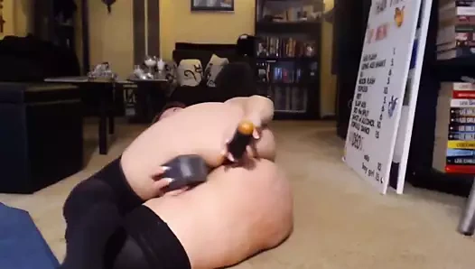 Büyük bir vajina ile beyaz ganimet seks oyuncaklarını seviyor