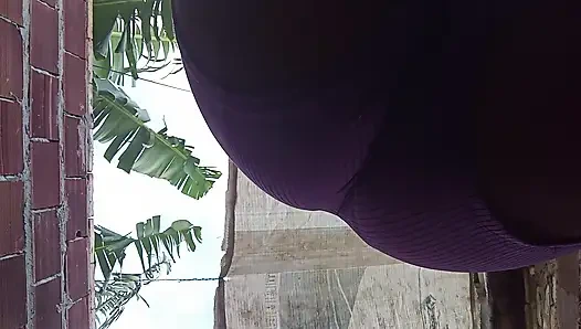 Yaramaz iri güzel evli kadın açık havada büyük göğüslerini ve ateşli kıllı amcığını gösteriyor