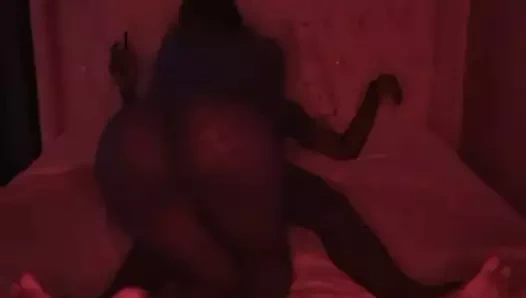 Azgındım, bu yüzden tutamadım ve zenci adamı beni ateşli yemek için uyandırdım - bölüm 1