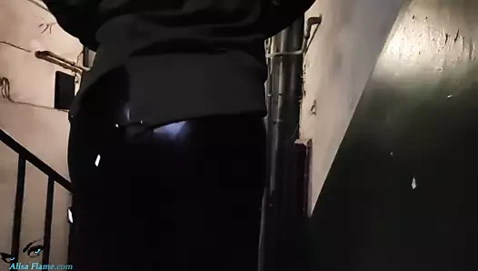 Kocası, dar pantolonlu karısının nasıl bir yürüyüş yaptığını kameraya kaydediyor