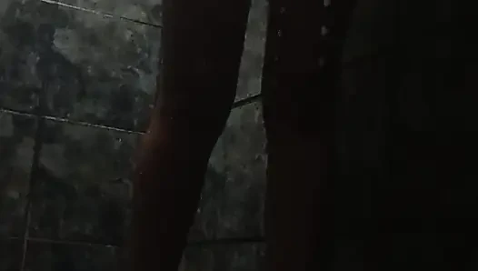 Ateşli kız duş alıyor