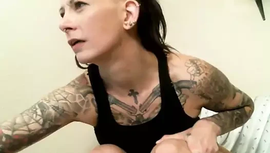 Camgirl siyah horoz ve büyük yapay penis alır