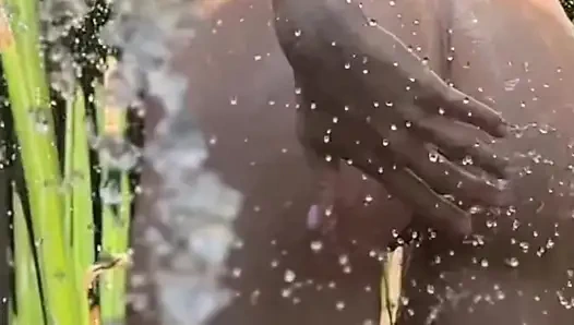 Akan suyun altında striptiz yapmak ve güzel parmaklarla mastürbasyon yapmak