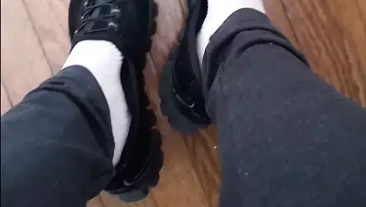 ayağımı ayakkabımdan çıkarıyorum