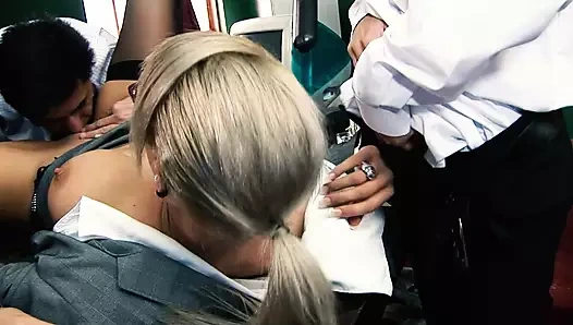 Caprice Jane ve Delta White dörtlü seks sahnesi sırasında anal seks yapıyor