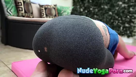 Köylü kız Katie Kinz yogadan sonra mastürbasyon yapıyor