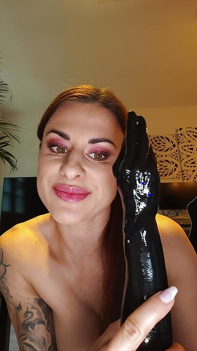 Billie yeni yumruk sokma oyuncağı deniyor