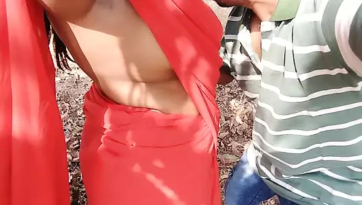 Seksi desi hotgirl21 riyaji, ormanda hotdesixx'in yeni erkek arkadaşıyla tanışarak seks susuzluğunu giderir.