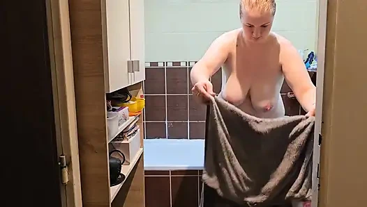 Birlikte duş alırken ateşli sekse dönüşüyor ve karısının amının dölle dolmasıyla bitiyor