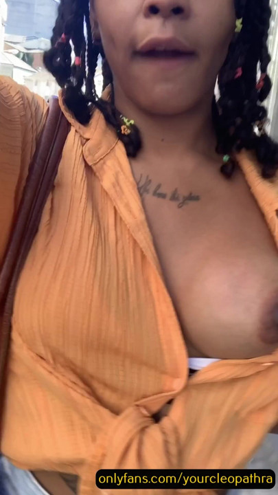Ateşli sürtük latin sokakta teşhir ediyor (Onlyfans fragmanı)