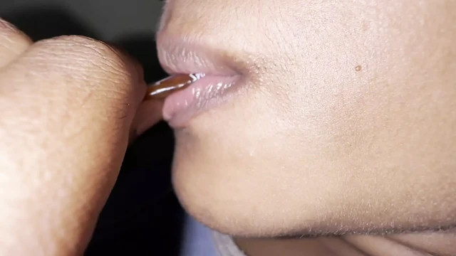 Бойфренд трахает подругу в ее доме