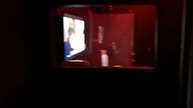 Yetişkin sinema kabininde tamamen çıplak